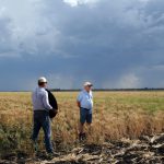 拍摄Geoff的时候，Quentin拿着反光镜