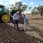 クエンティンとロブさんが作付けに土壌の水分をチェック
